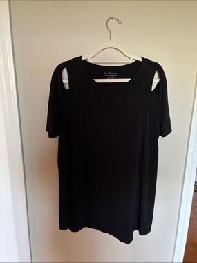 Chico's Black Cold-Shoulder Short Sleeve Tee. Double cut out with slant bottom